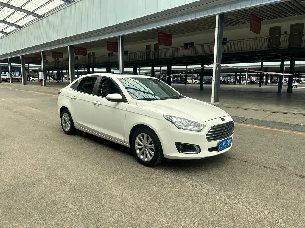 Escort 1.5 L Auto Fashion