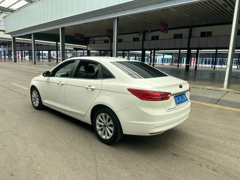 Escort 1.5 L Auto Fashion
