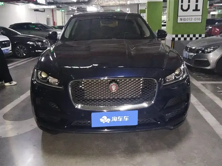 Jaguar F-PACE 2.0 T Urban Premium