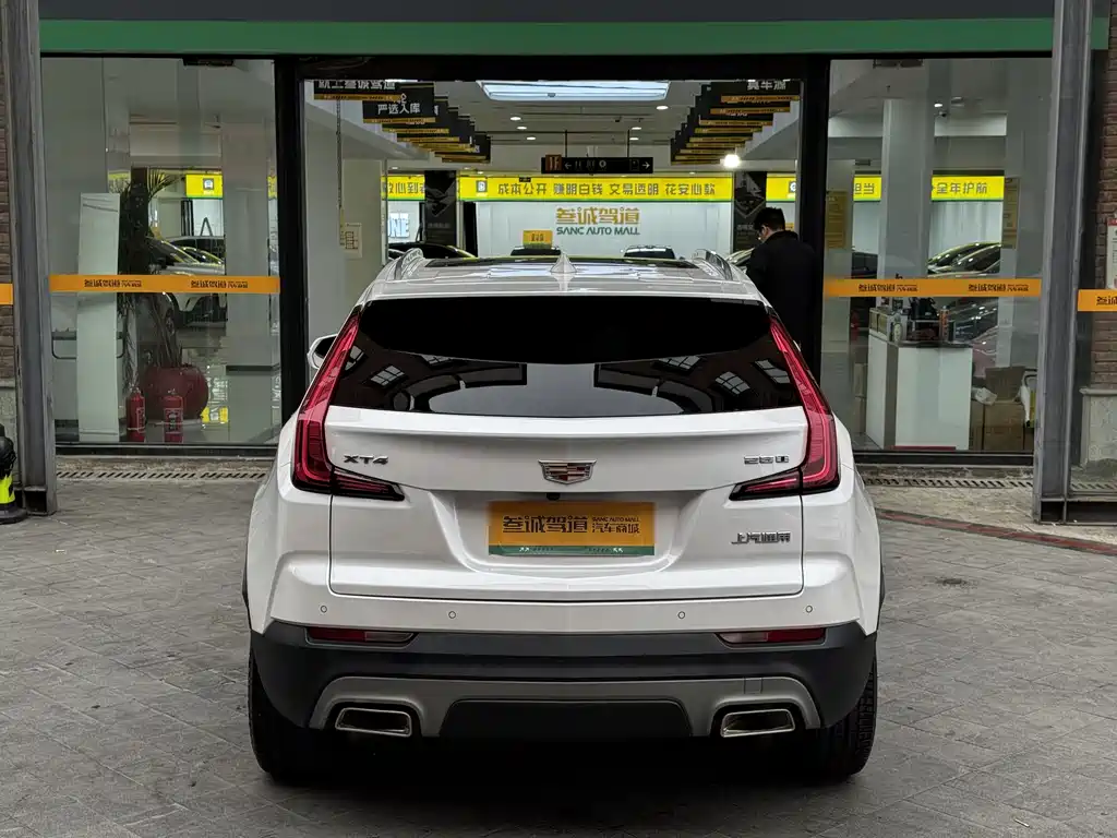 Cadillac XT4 Facelift 28 T 2 WD Leading