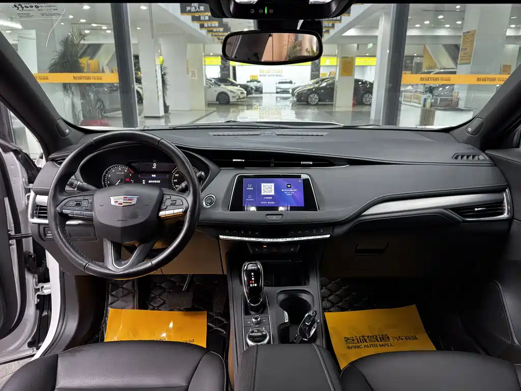 Cadillac XT4 Facelift 28 T 2 WD Leading