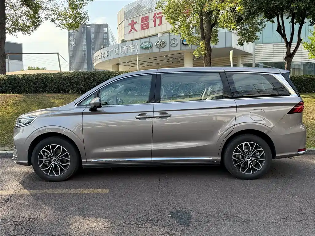 Roewe iMAX8 NEV 荣威iMAX8新能源 2025款 1.5 T DMH 陆尊至享版