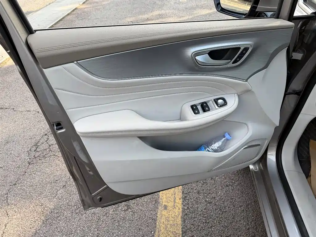 Roewe iMAX8 NEV 荣威iMAX8新能源 2025款 1.5 T DMH 陆尊至享版
