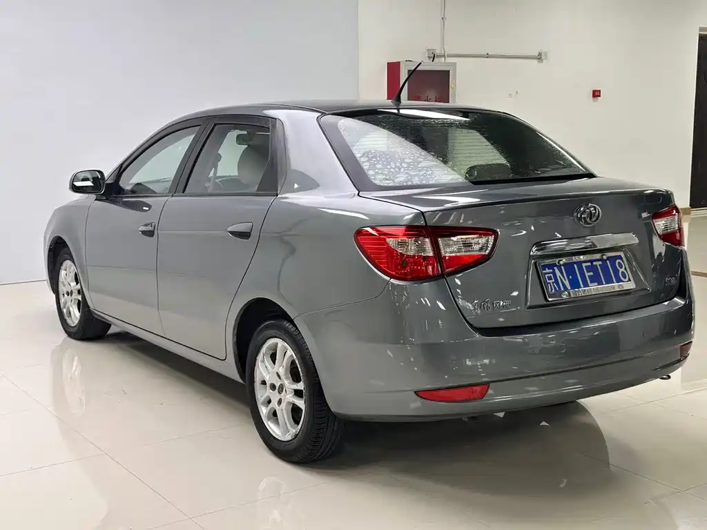 Dongfeng Fengshen S30 东风风神S30 2011款 1.6 L 手动尊贵型