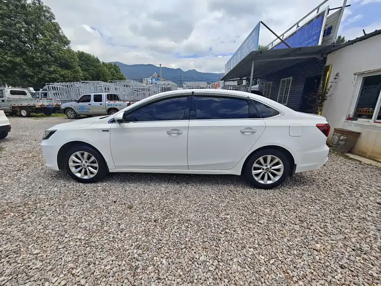 Roewe i6 Classic 20 T Auto Internet Smart Enjoyment