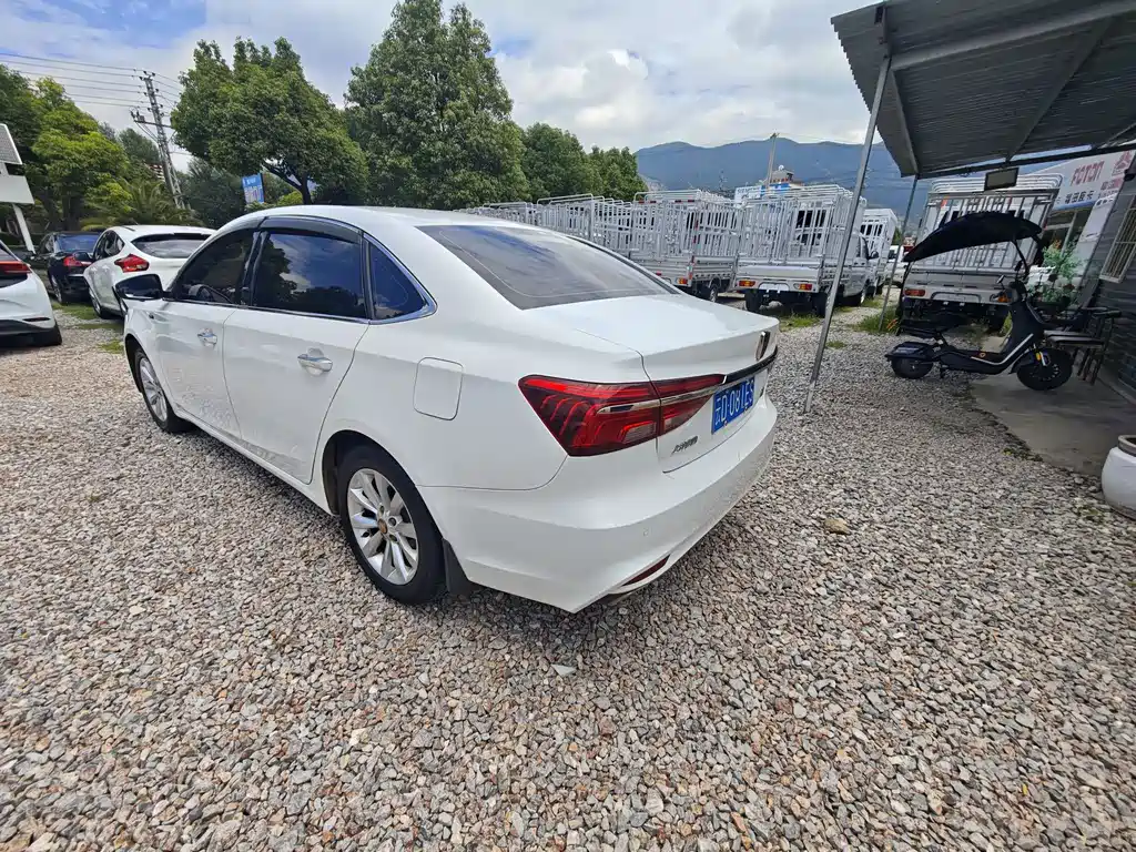 Roewe i6 Classic 20 T Auto Internet Smart Enjoyment