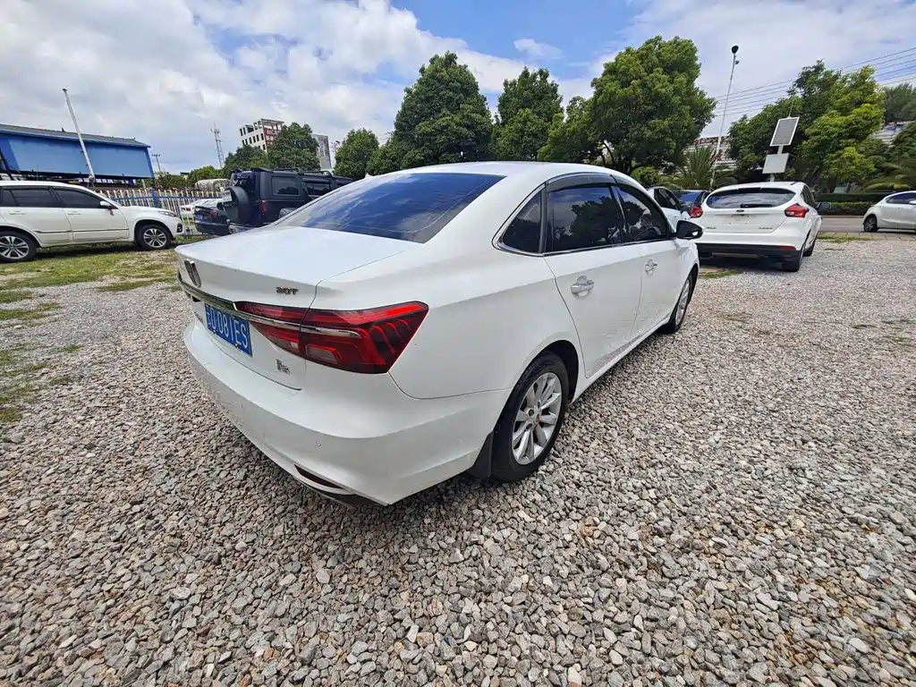 Roewe i6 Classic 20 T Auto Internet Smart Enjoyment