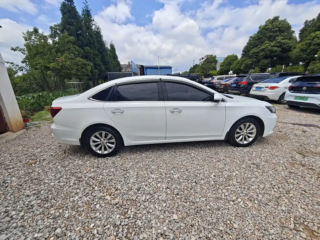 Roewe i6 Classic 20 T Auto Internet Smart Enjoyment