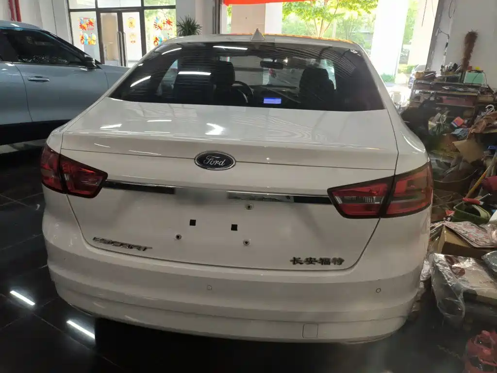 Escort 1.5 L Auto Fashion