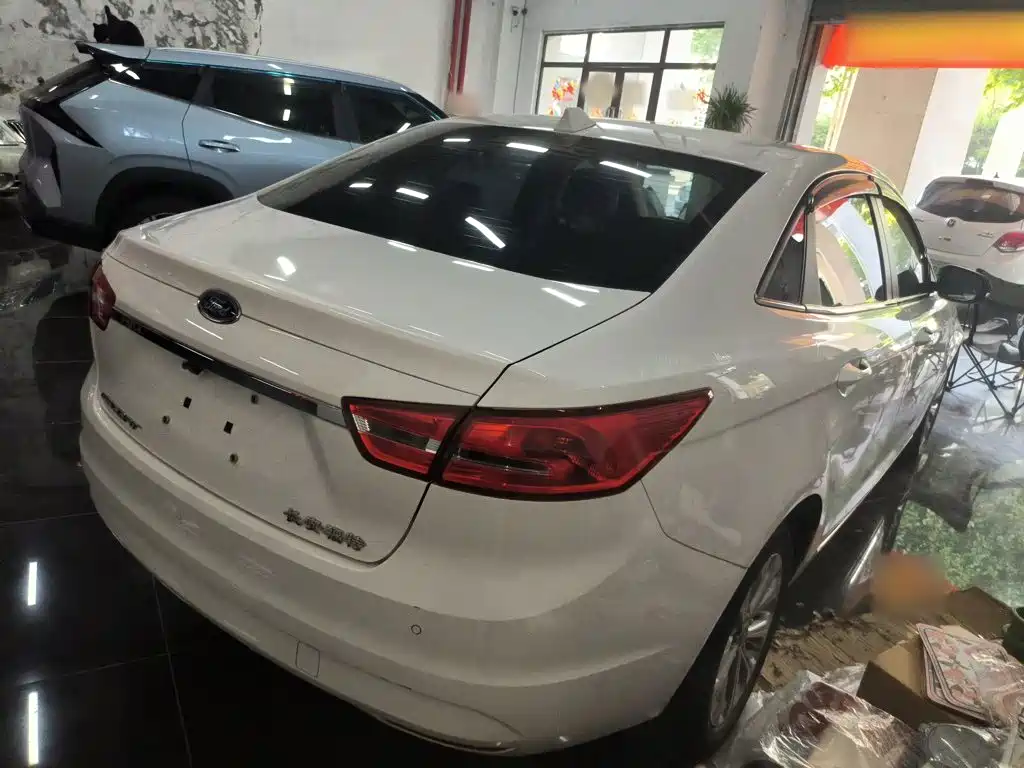 Escort 1.5 L Auto Fashion