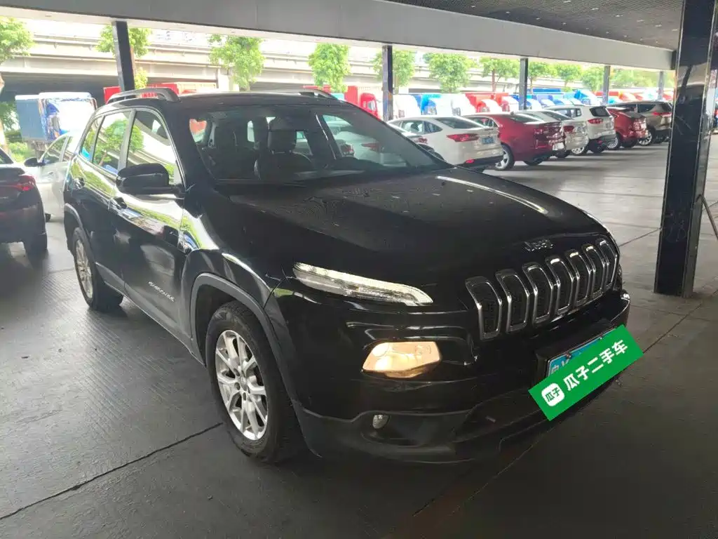 Cherokee 2.4 L Leading