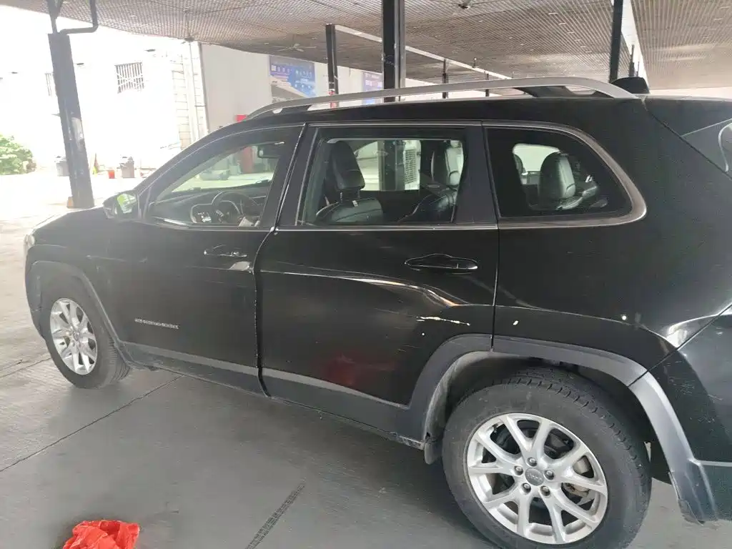Cherokee 2.4 L Leading
