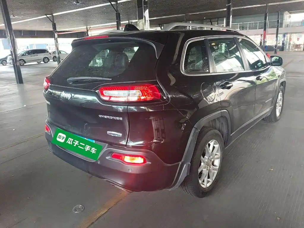 Cherokee 2.4 L Leading