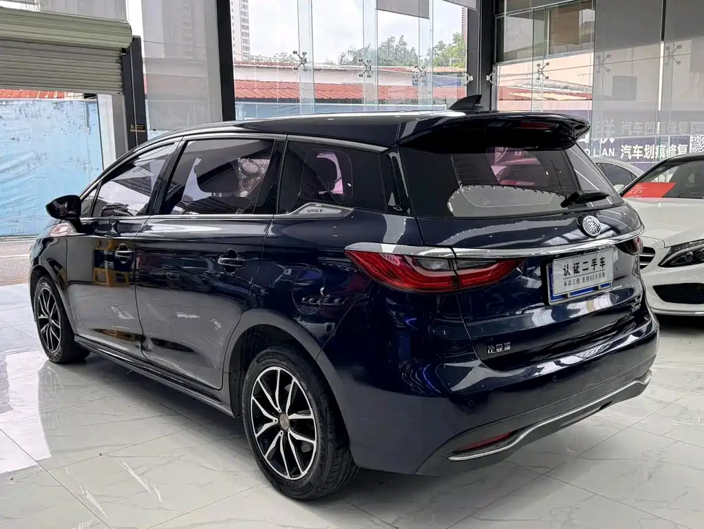 Song MAX 1.5 T Auto Connected Luxury 6-seat