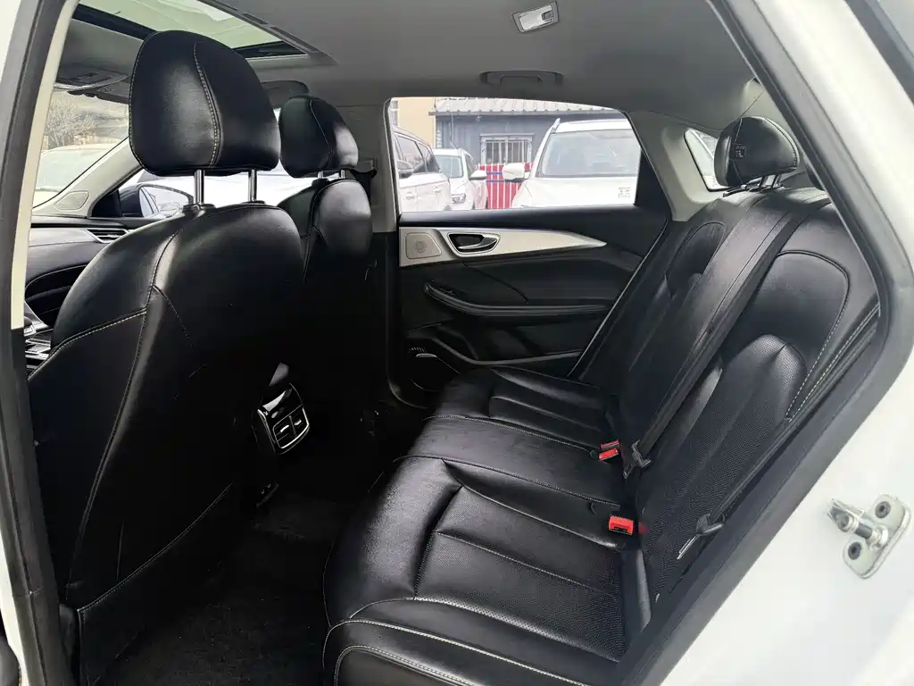 Roewe i6 MAX NEV 1.5 T PHEV Ride-hail Luxury