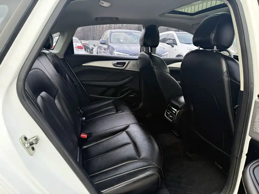 Roewe i6 MAX NEV 1.5 T PHEV Ride-hail Luxury