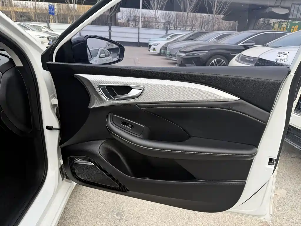 Roewe i6 MAX NEV 1.5 T PHEV Ride-hail Luxury
