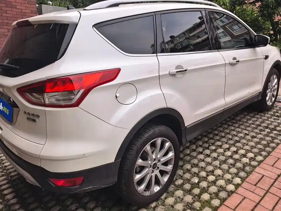 Kuga 2.0 L GTDi 4 WD Distinguished