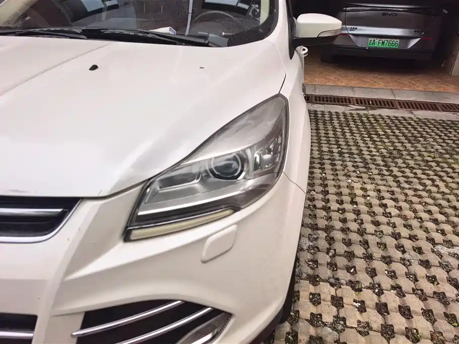 Kuga 2.0 L GTDi 4 WD Distinguished