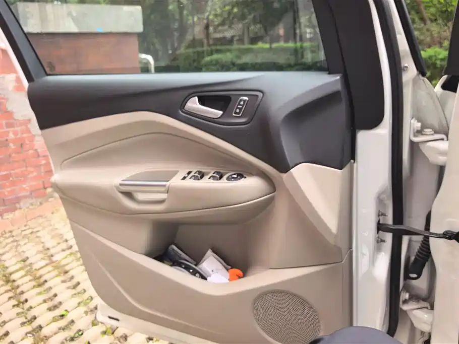 Kuga 2.0 L GTDi 4 WD Distinguished