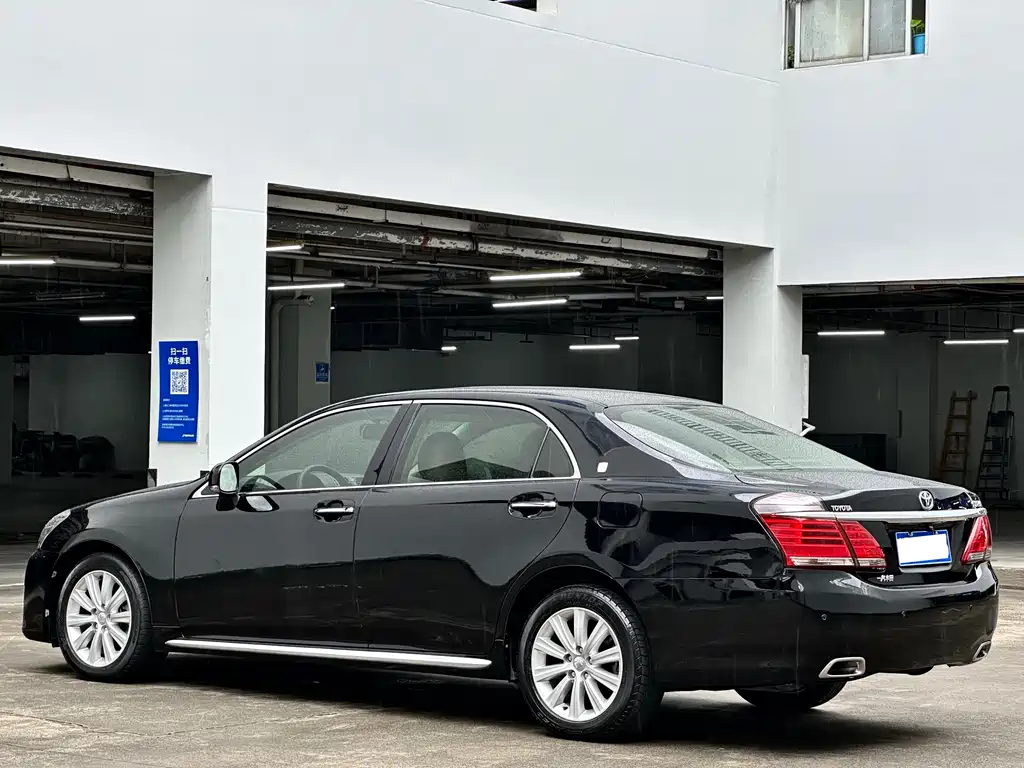 Crown 2.5 L Royal Leather