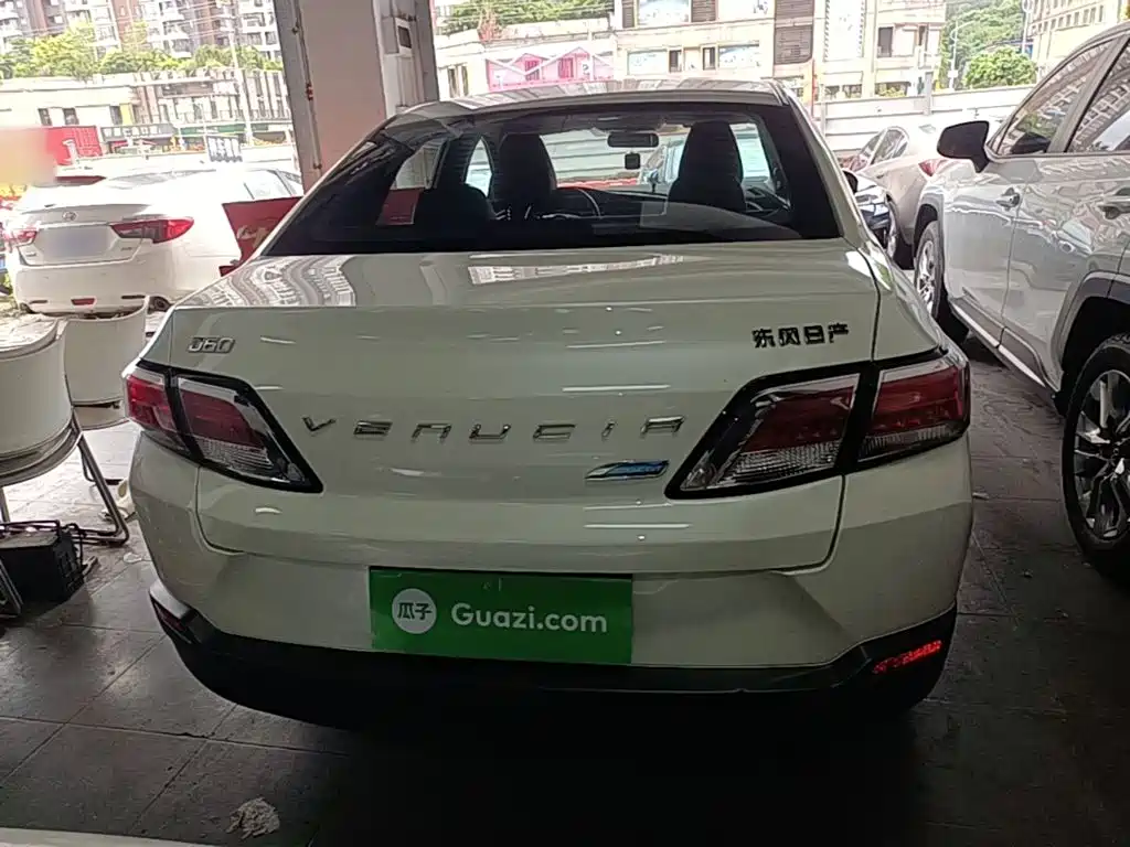 Venucia D60 1.6 L XE CVT Smooth Travel
