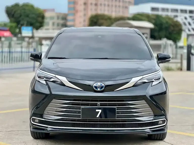 Toyota Sienna 2.5 L Hybrid Distinguished