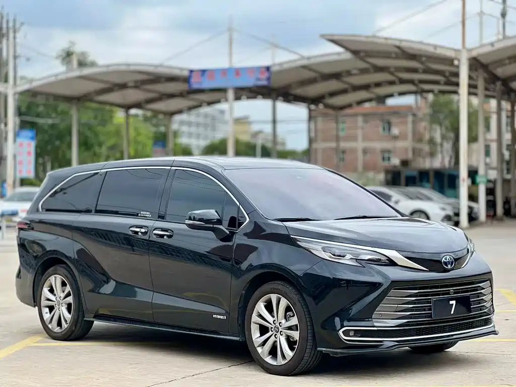 Sienna 2.5 L Hybrid Distinguished