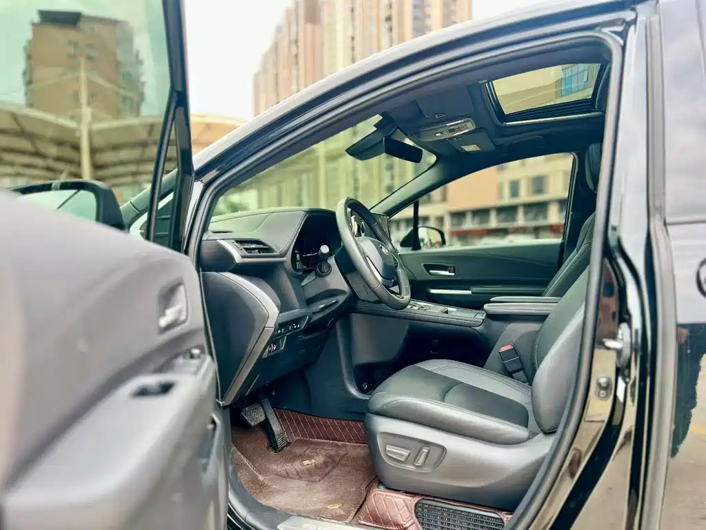 Sienna 2.5 L Hybrid Distinguished