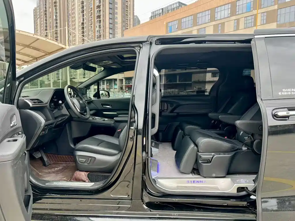 Sienna 2.5 L Hybrid Distinguished