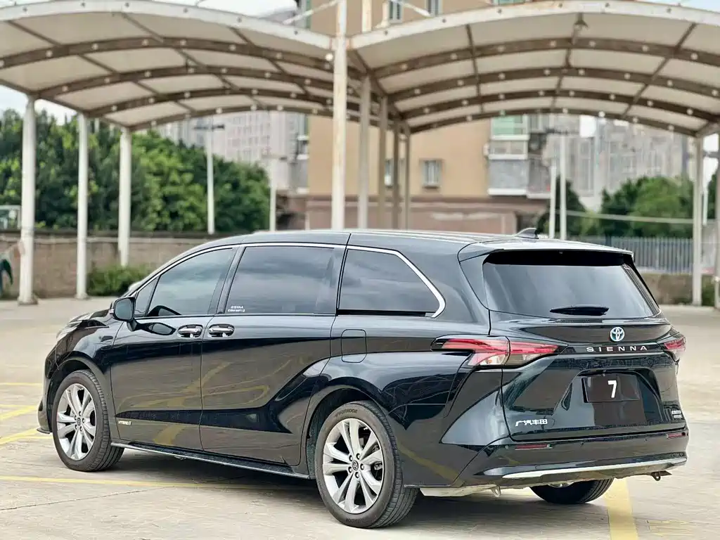 Sienna 2.5 L Hybrid Distinguished