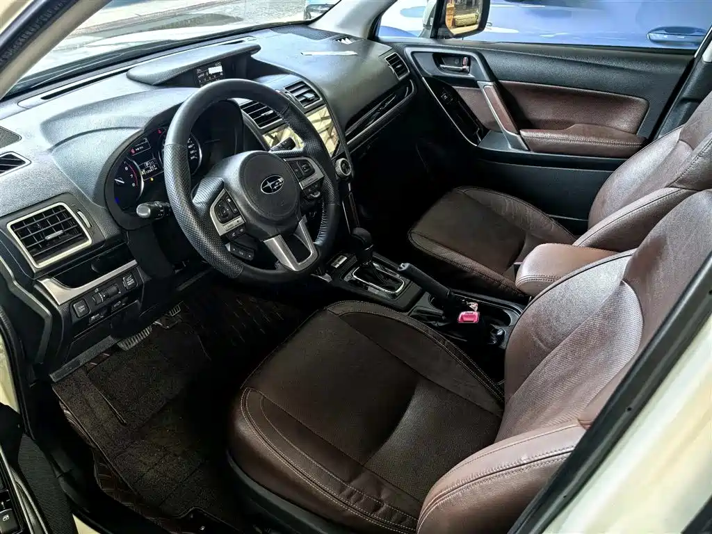 Forester 2.5 i Luxury Special