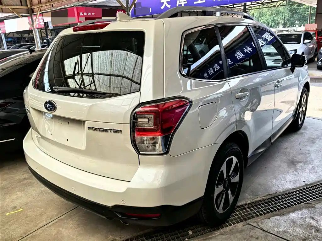 Forester 2.5 i Luxury Special