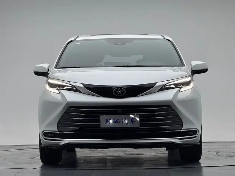 Toyota Sienna 2.5 L Hybrid 4 WD Distinguished