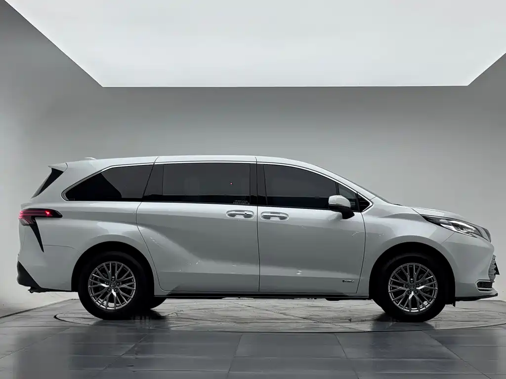 Sienna 2.5 L Hybrid 4 WD Distinguished