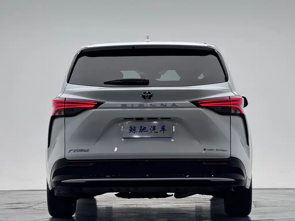 Sienna 2.5 L Hybrid 4 WD Distinguished