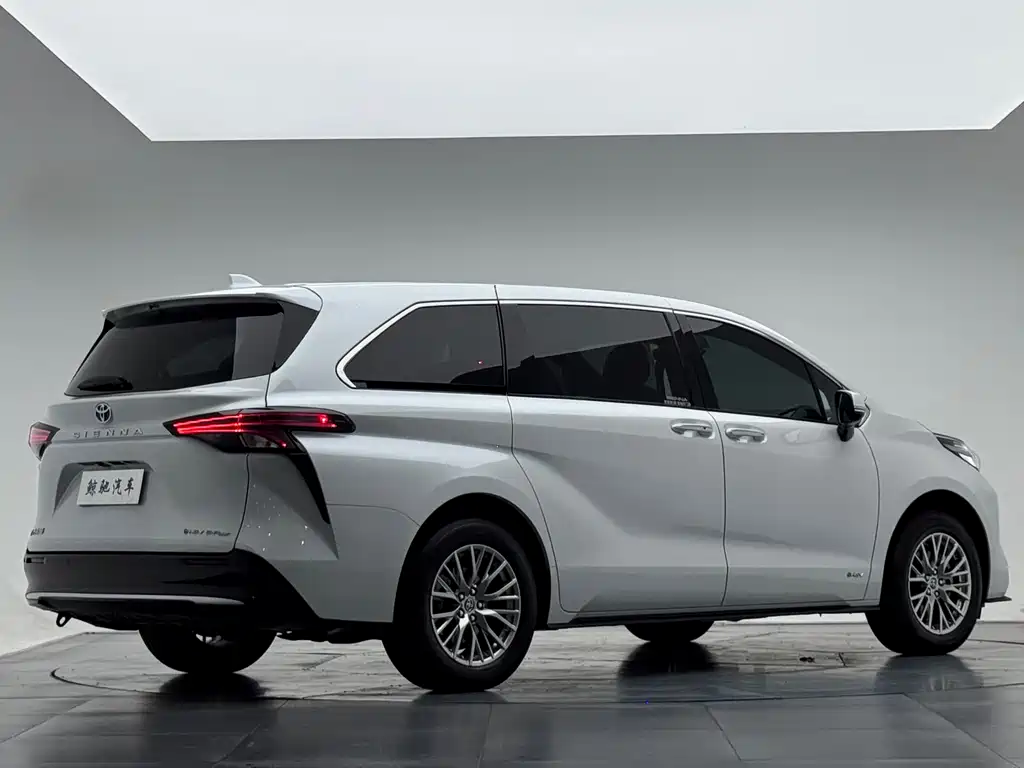 Sienna 2.5 L Hybrid 4 WD Distinguished