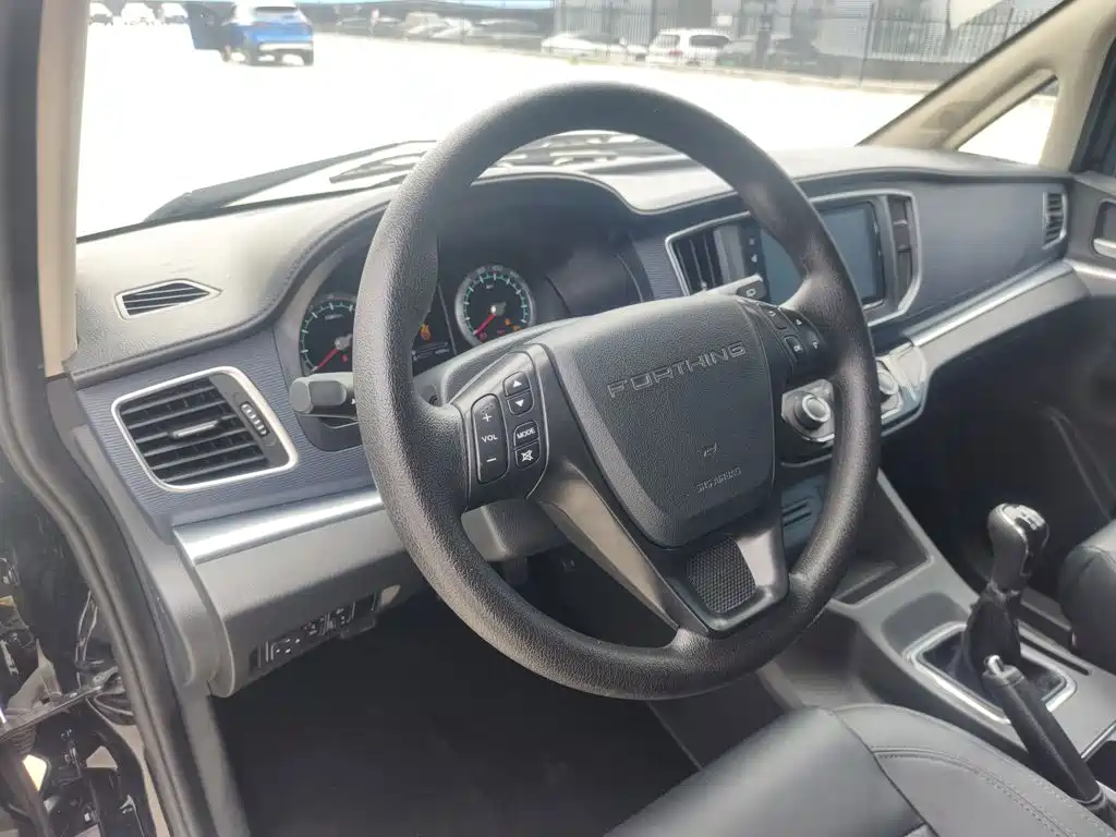 Lingzhi M5 L 1.6 L Luxury 7-seat