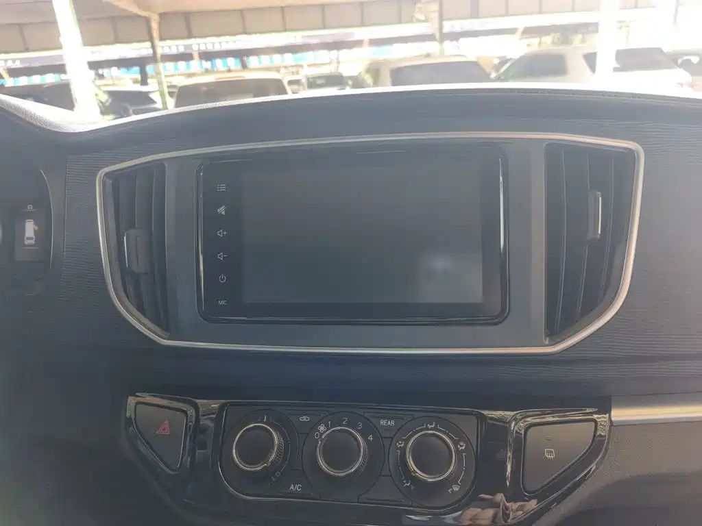 Lingzhi M5 L 1.6 L Luxury 7-seat