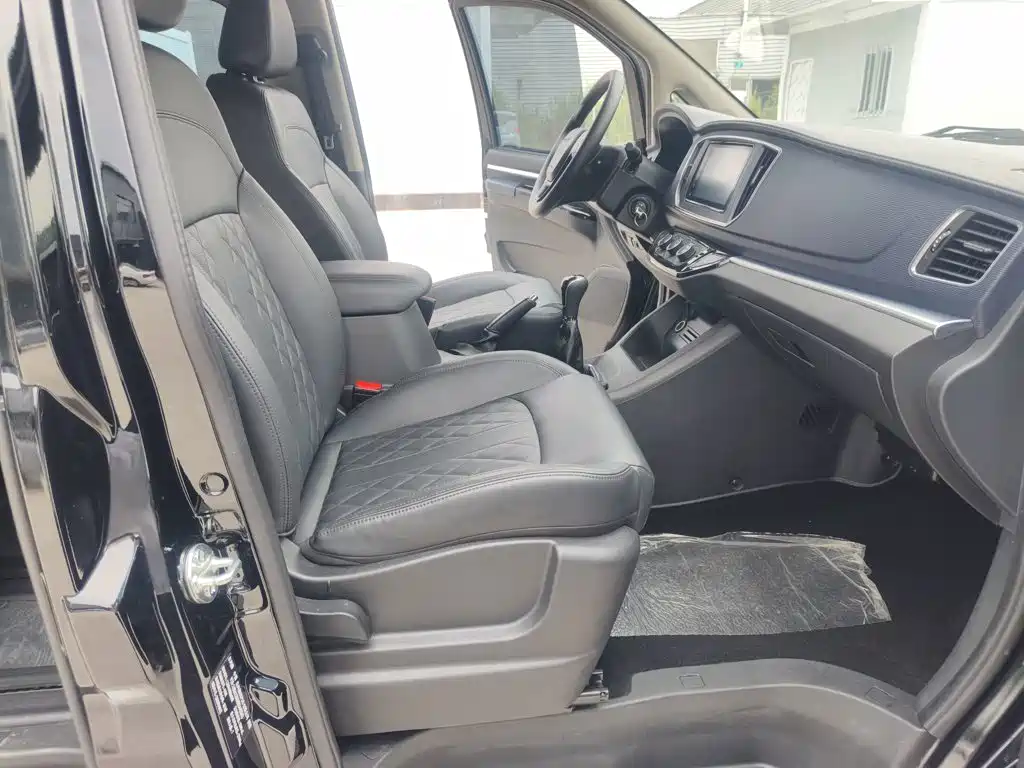 Lingzhi M5 L 1.6 L Luxury 7-seat