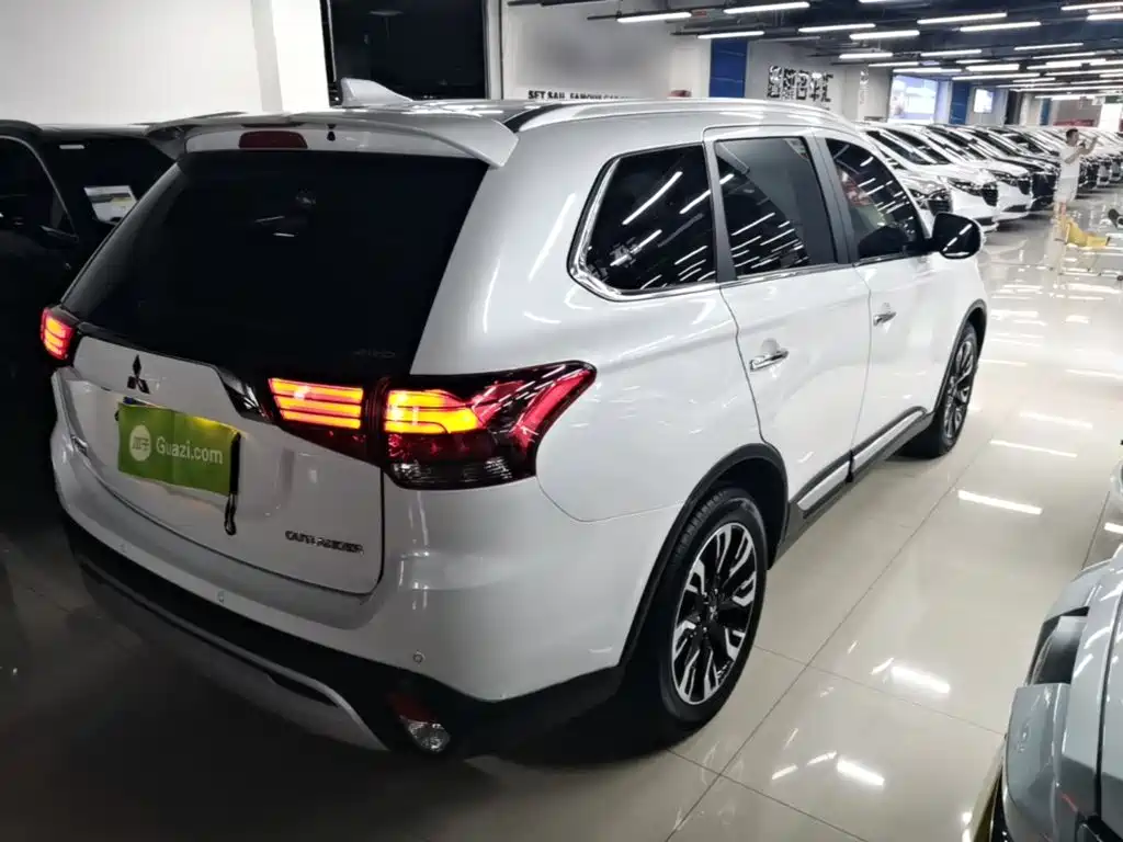 Outlander 2.4 L 4 WD Enjoyment 5-seat CN-VI