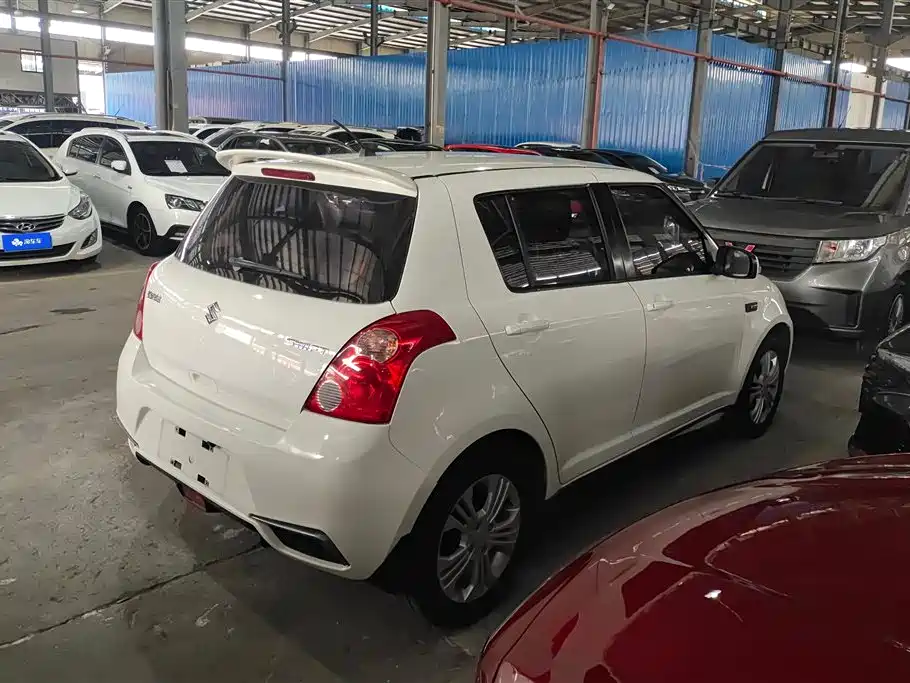 Swift 1.5 L Auto Fashion Cool Play