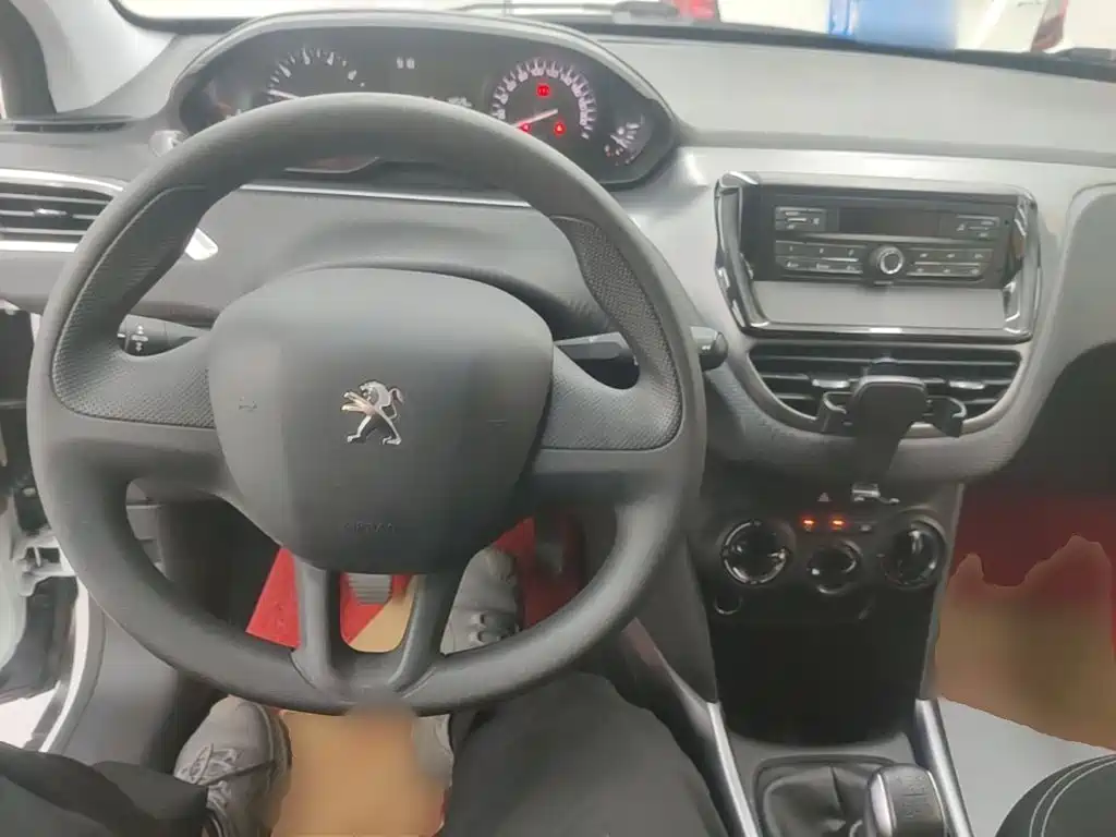 Peugeot 2008 2014 1.6 L Manual Trendy