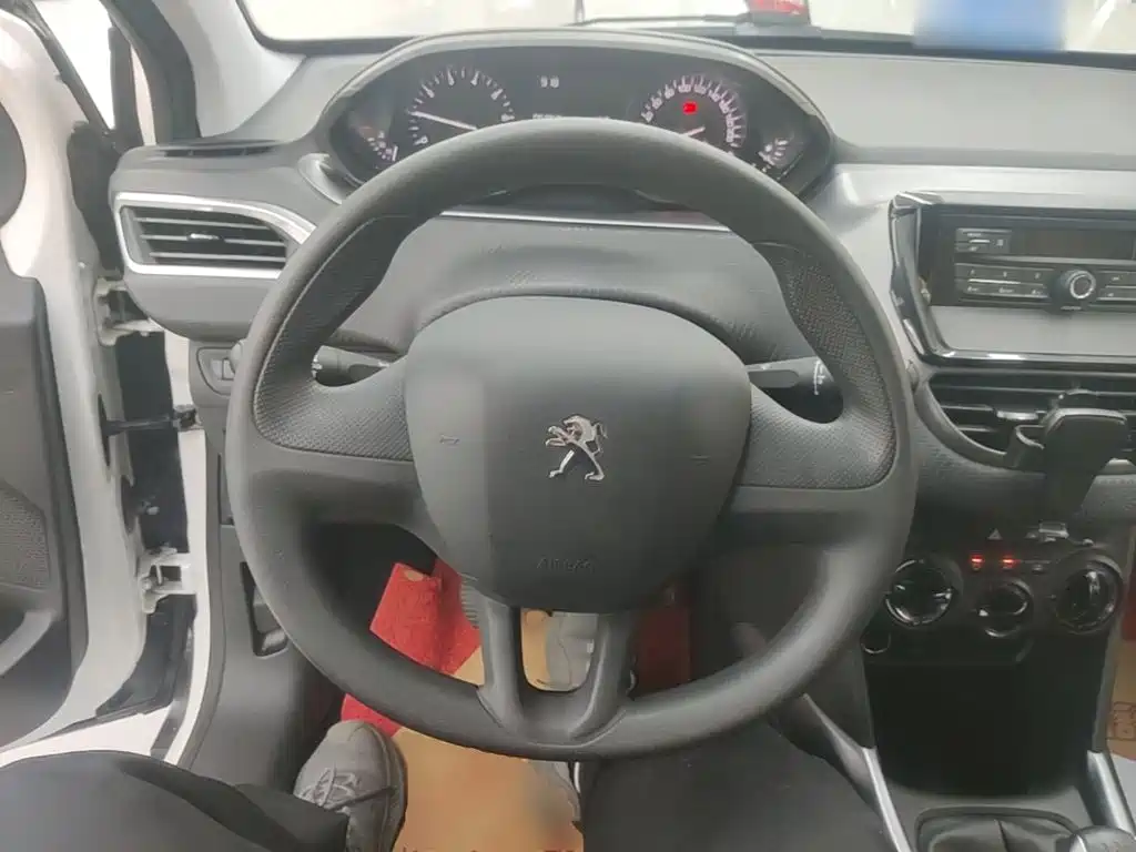Peugeot 2008 2014 1.6 L Manual Trendy