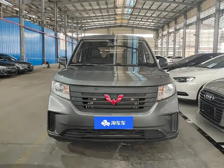 Wuling Hongguang PLUS 五菱宏光PLUS 2021款 营运版 1.5 L 手动标准型 7座