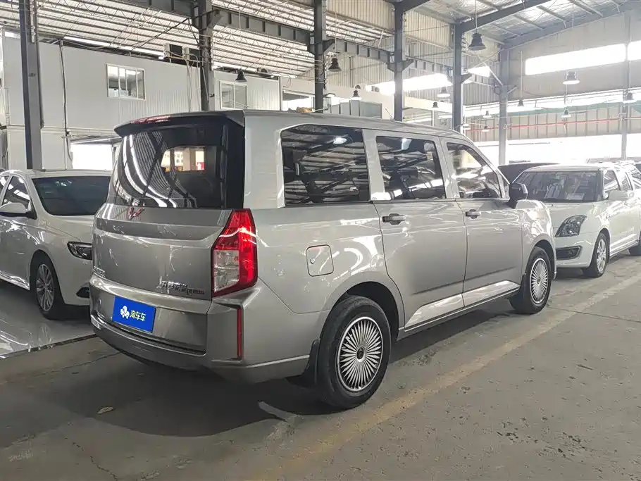 Wuling Hongguang PLUS 五菱宏光PLUS 2021款 营运版 1.5 L 手动标准型 7座