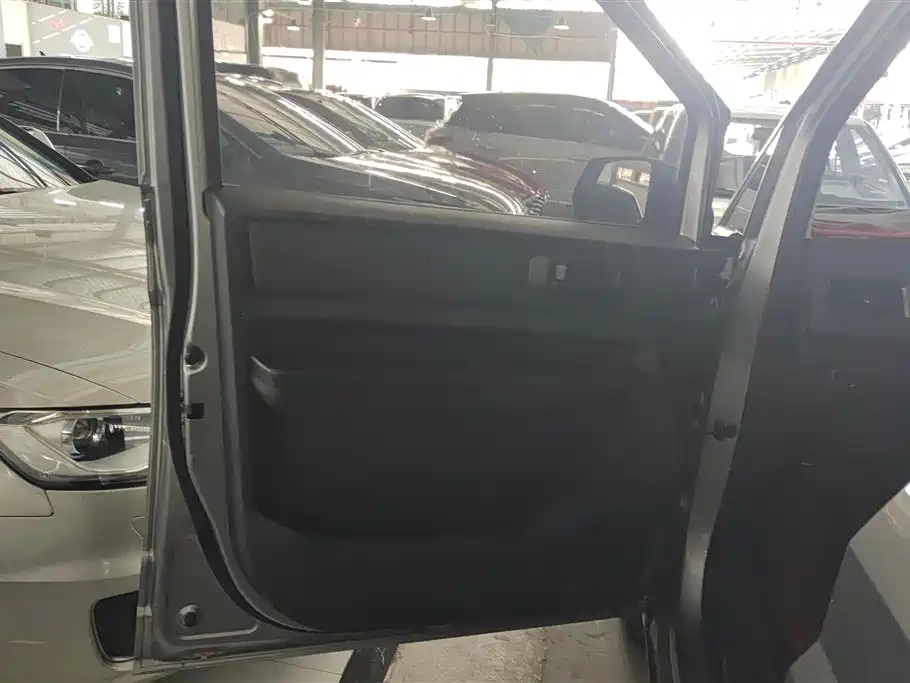 Wuling Hongguang PLUS 五菱宏光PLUS 2021款 营运版 1.5 L 手动标准型 7座