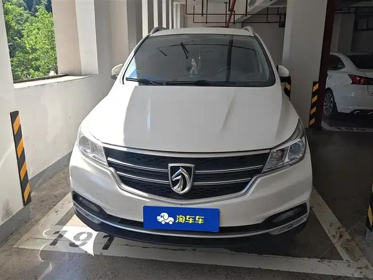 Baojun 730 1.5 L Manual Fashion 7-seat CN-V