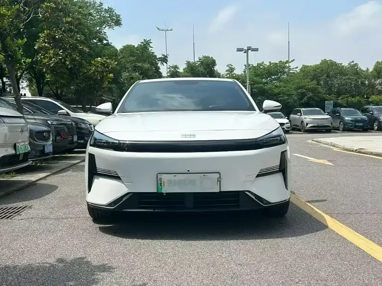 Geely Galaxy L6 EM-i 140 km Voyage