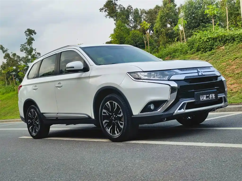 Outlander 2.0 L 2 WD Smooth Enjoyment 5-seat CN-VI